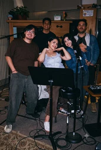 Alessia Cara: Giant Desk Concert